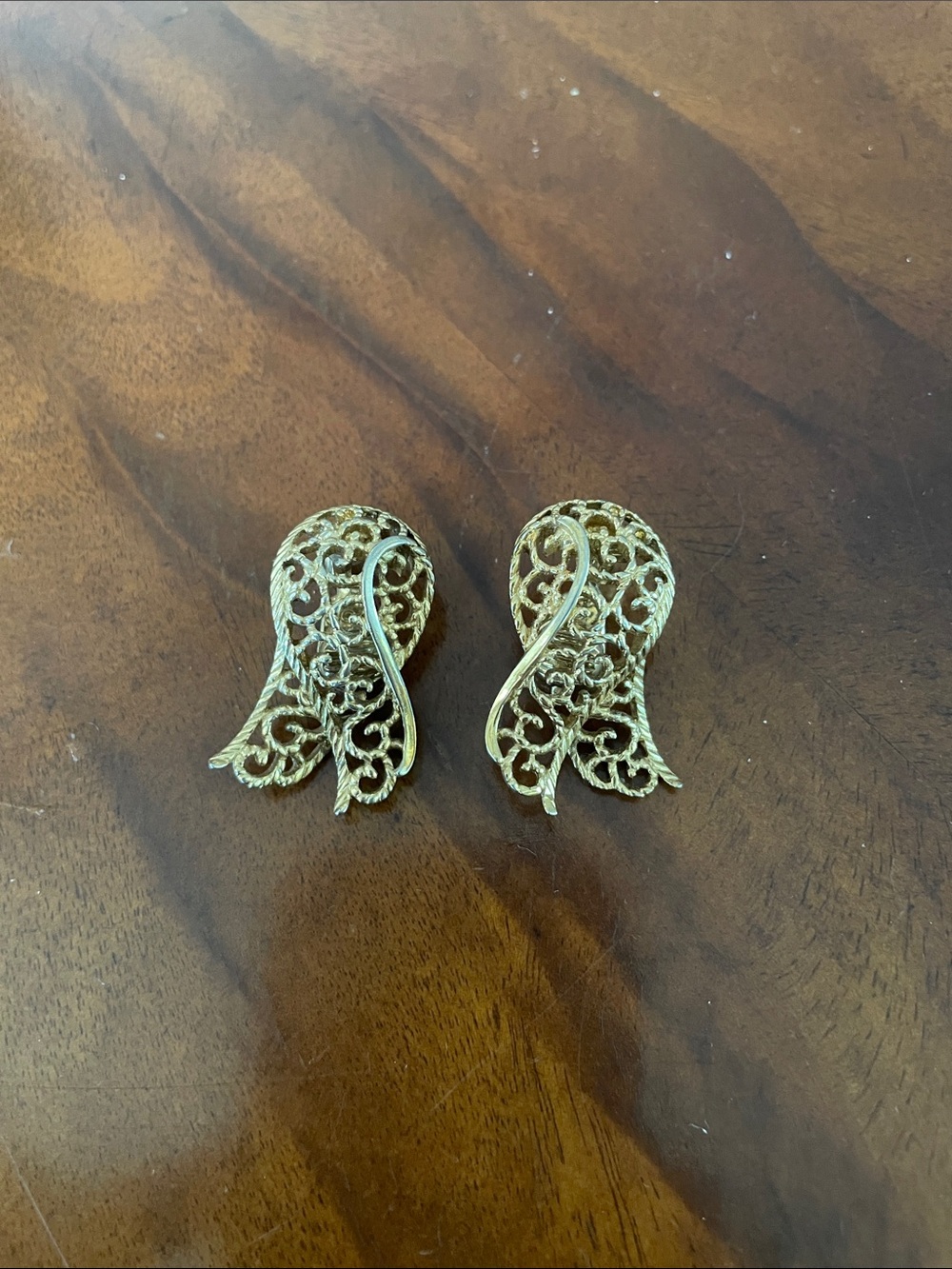 Elegant Gold-Colored Filigree Leaf Drop Earrings Clip On Monet As Is VINTAGE